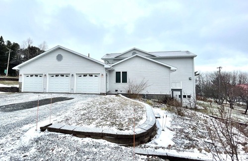 Bayfield House | Spacious 4-bedroom house sleeps 20! Stunning views, walking distance to Bayfield