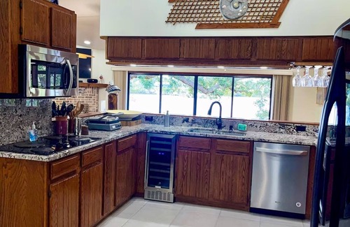 Interchange Square House | Spacious 4-bedroom house in pleasant Palm Bay Area with WiFi, AC