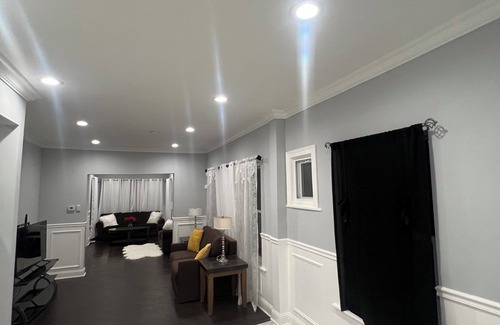 Gresham House | Spacious 4-bedroom house in superb Chicago with WiFi, AC