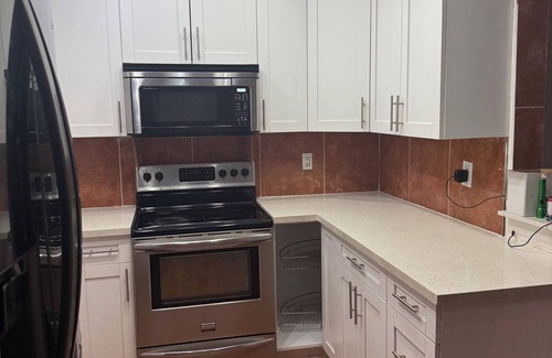 Ludlam House | Spacious 4-bedroom house in beautiful Miami with AC, WiFi