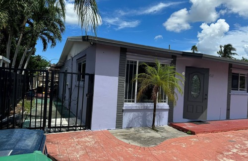 Ludlam House | Spacious 4-bedroom house in beautiful Miami with AC, WiFi