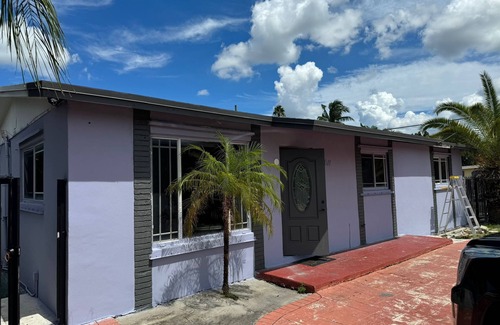 Ludlam House | Spacious 4-bedroom house in beautiful Miami with AC, WiFi