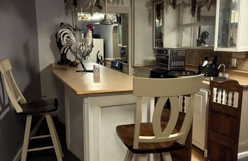 Omaha House | Spacious 4 bedroom house with WiFi, fitness room in brilliant Omaha.