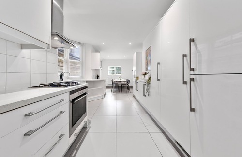 Elephant and Castle Apartment | Spacious 4 Bedroom Modern Flat in Central London