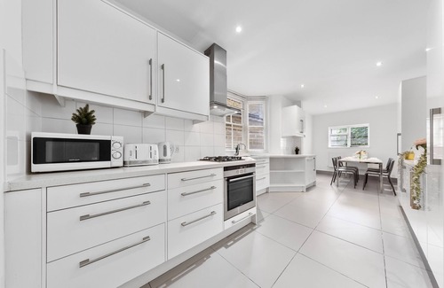 Elephant and Castle Apartment | Spacious 4 Bedroom Modern Flat in Central London