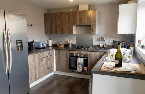Mapperley Apartment | Spacious 4-Bedroom Retreat - Sleeps 7 - Parking - Near Country Park