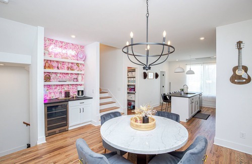 Nashville House | Spacious 4-bedroom townhome, 10 min to DT, with Karaoke and Beautiful Murals!