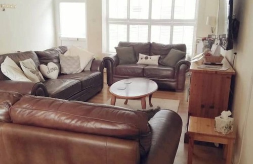 Rhyd-y-clafdy House | Spacious 4-bedroom town house in picturesque Pwllheli