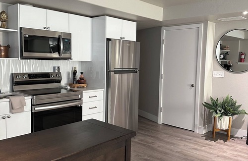 College Place House | Spacious 4 bedroom house with hot tub, private deck, EV charger 10 min from WW