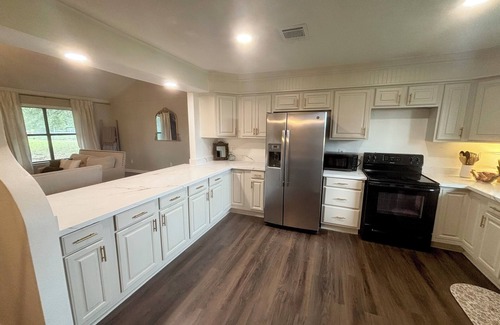 Prien House | Spacious 4-bedroom house in charming Lake Charles with WiFi, AC