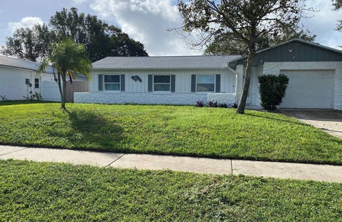 Winter Woods House | Spacious 4 bedroom with WiFi and AC in welcoming Port Orange Home away from home