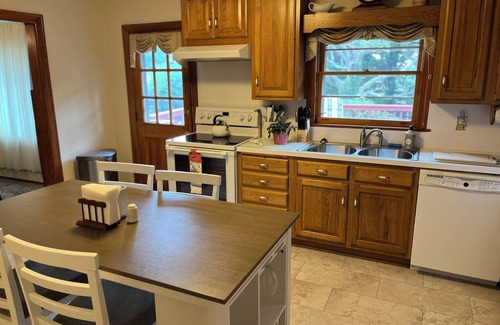 Christiansburg House | Spacious 4-BR House Close to Everything in Christiansburg, Blacksburg & Radford