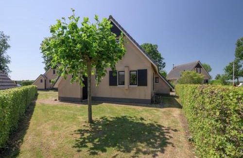 Sondel House | Spacious 4-person bungalow near the Frisian Lakes