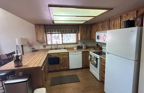 Pinetop House | Spacious 4 Bedroom cabin Pinetop Country Club with AC