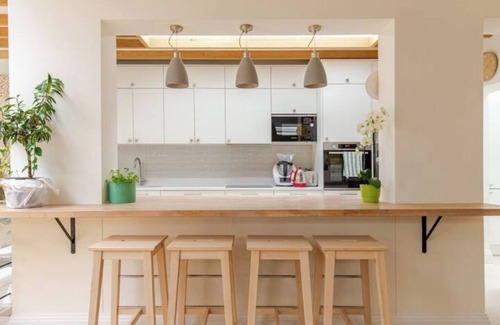 Twickenham Riverside House | Spacious 4B family home by Richmond riverside