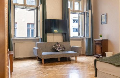 Matzleinsdorf Apartment | Spacious 4BR Apartment Very Central