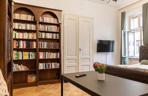 Matzleinsdorf Apartment | Spacious 4BR Apartment Very Central