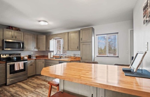 Leadville House | Spacious 4BR - Deck, Grill, Pets OK & for Groups