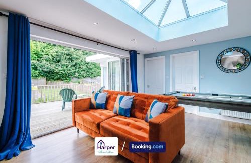 Buckley House | Spacious 4BR Detached Bungalow by Harperletting - Pool Table & Driveway, Buckley