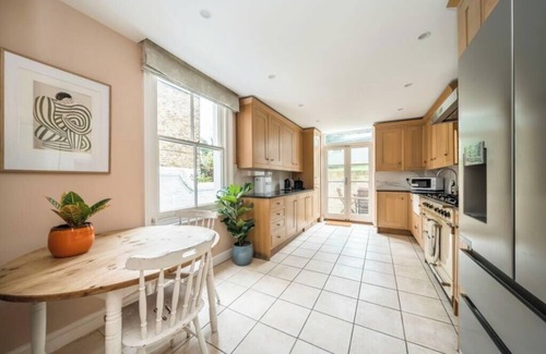 Charlton House | Spacious 4BR Home/Garden, Parking, 3 min to Train