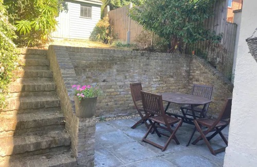 Charlton House | Spacious 4BR Home/Garden, Parking, 3 min to Train