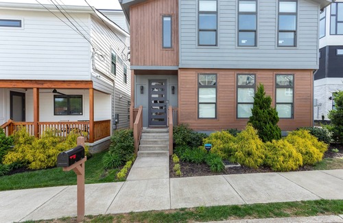 Edgehill House | Spacious 4BR Home in Nashville's Trendy Gulch Neighborhood - Mins to Broadway!