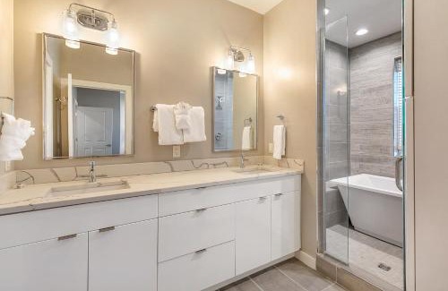 Mid-City House | Spacious 4BR Home w Pool & Parking !