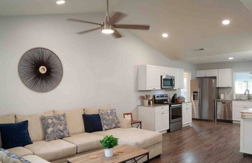 Murraysville House | Spacious 4BR Home w/ Indoor Fireplace + Coffee Bar