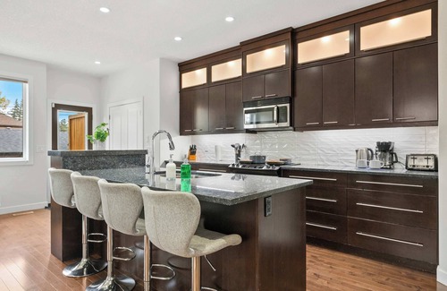 Richmond House | Spacious 4BR Inner-City Home | King Suite, Entertainment Basement & Backyard