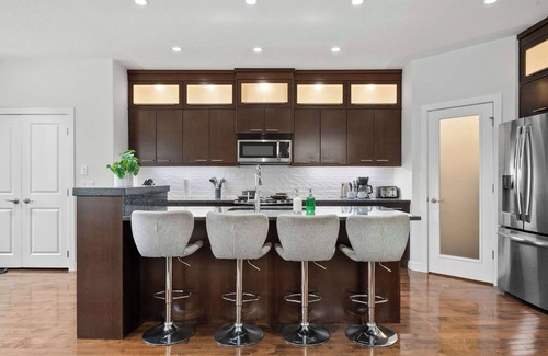 Richmond House | Spacious 4BR Inner-City Home | King Suite, Entertainment Basement & Backyard