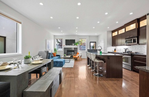 Richmond House | Spacious 4BR Inner-City Home | King Suite, Entertainment Basement & Backyard