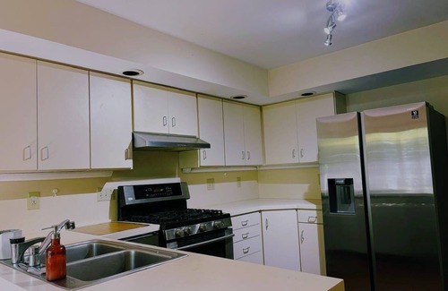 Dayton House | Spacious 4BR Mid-Century Modern Retreat in Dayton with Play room and Patio