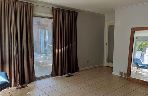 Dayton House | Spacious 4BR Mid-Century Modern Retreat in Dayton with Play room and Patio