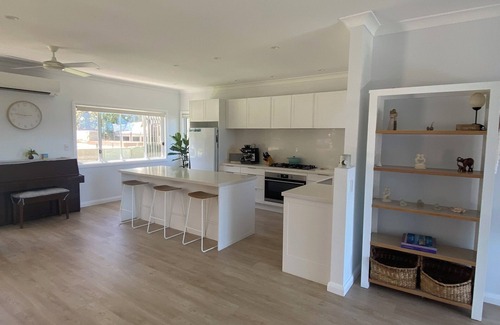 Mona Vale House | Spacious 4BR Oasis w/Pool & BBQ | Walk to Beaches - Pet friendly!