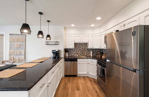 Bay Ho House | Spacious 4BR Outdoor Kitchen, Hot Tub & Fun