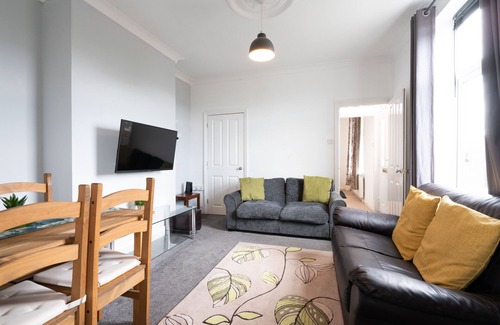 Sheffield House | Spacious 4BR, Parking, Near Centre