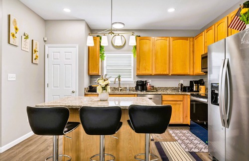 St. Louis House | Spacious 4BR Retreat - Near Attractions, Universities and Hospitals!