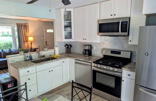 Charleston House | Spacious 4BR Retreat w/Huge Yard, Outdoor Shower, Mins to Beach & Downtown