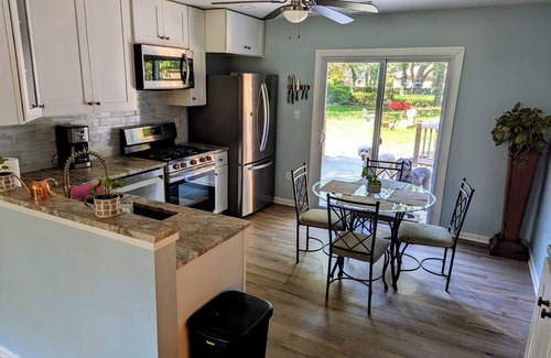Charleston House | Spacious 4BR Retreat w/Huge Yard, Outdoor Shower, Mins to Beach & Downtown