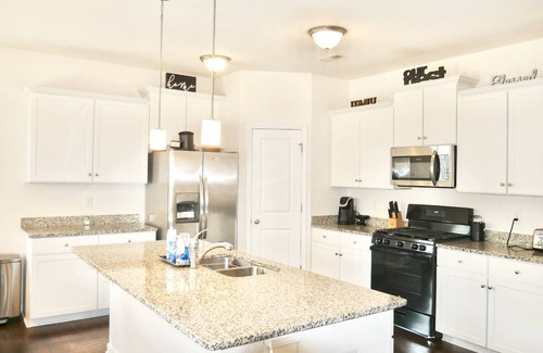 Mount Mourne House | Spacious 4BR Retreat w Grill & Patio – Less than 20 mins to Uptown! +20% off