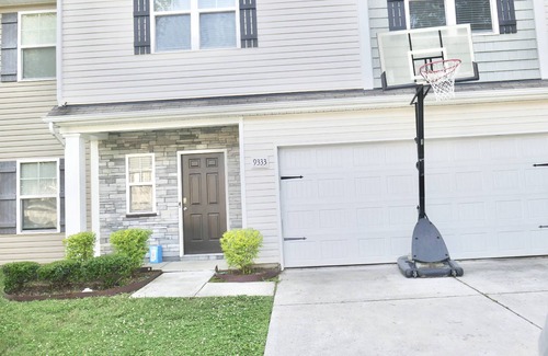 Mount Mourne House | Spacious 4BR Retreat w Grill & Patio – Less than 20 mins to Uptown! +20% off