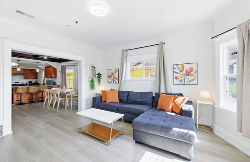 Oakland House | Spacious 4BR Retreat w/Large Living Rm & Kitchen