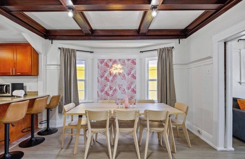 Oakland House | Spacious 4BR Retreat w/Large Living Rm & Kitchen