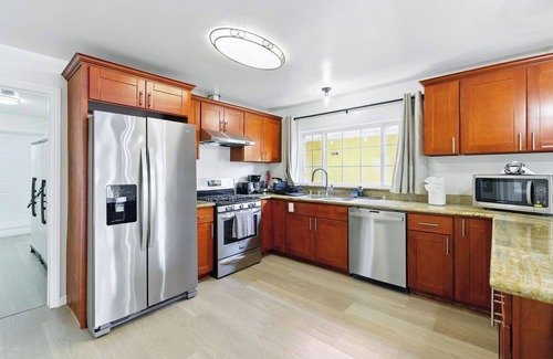 Oakland House | Spacious 4BR Retreat w/Large Living Rm & Kitchen