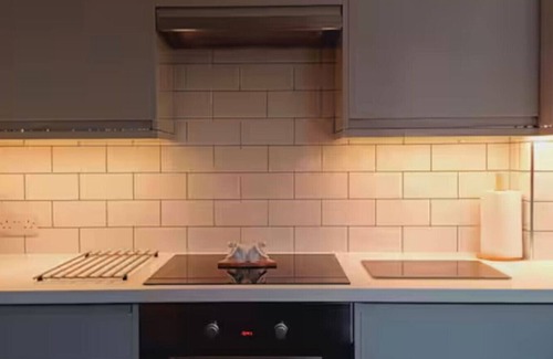 Luton House | Spacious 4BR Stayfolk Home in Luton | Sleeps 10 | Near Airport & Station