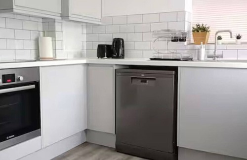 Luton House | Spacious 4BR Stayfolk Home in Luton | Sleeps 10 | Near Airport & Station
