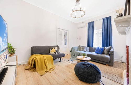 Belfield House | Spacious 4BR Straithfield house close 2 airport city