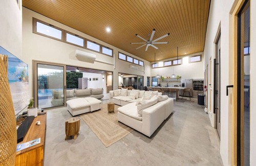 Noord Villa | Spacious 4BR Villa Near Palm Beach & Ritz at Halifat 5 by Bocobay