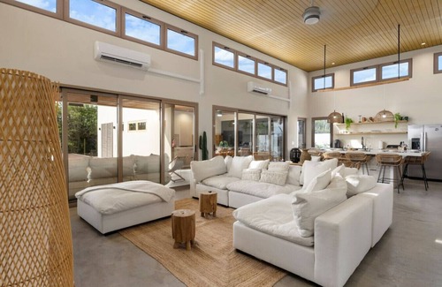 Noord Villa | Spacious 4BR Villa Near Palm Beach & Ritz at Halifat 5 by Bocobay