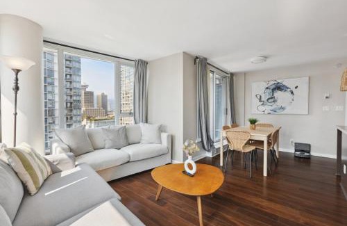 Crosstown Apartment | Spacious 4BR Waterview Condo with Pool near Rogers Arena for 9